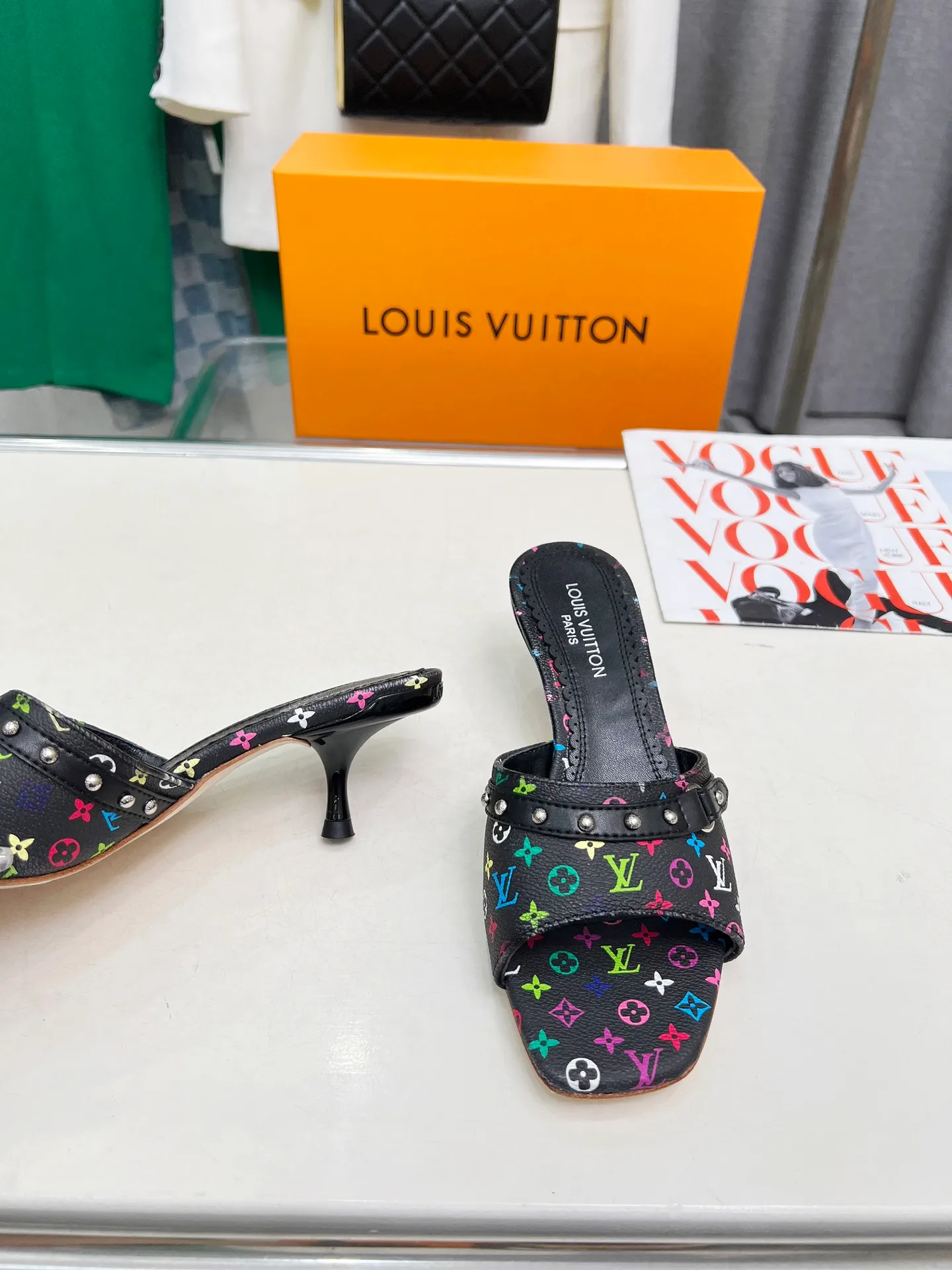 👟👟Ex-factory price 440👟👟 LV new denim kitten heel slippers 2025 summer must-have for goddesses, original replica, super comfortable on the feet. Show off the queen's temperament, the heel height is 5.5CM, which shows your temperament without being tiring. Standard code: 35-42 (41 and 42 codes are customized, non-returnable and non-exchangeable)